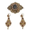 Brosche und ein Paar Ohrringe. Schaumgold, korallenfarbiger bzw. weißer Glasperlenbesatz. Alterungsspuren.