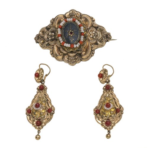 Brosche und ein Paar Ohrringe. Schaumgold, korallenfarbiger bzw. weißer Glasperlenbesatz. Alterungsspuren.