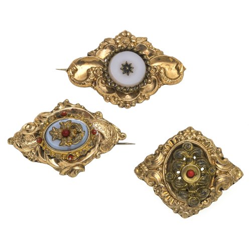 Drei Broschen. Schaumgold, korallenfarbiger Perl- und Milchglasbesatz.