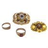 Zwei Broschen, zwei Ringe. Schaumgold, Korallen-, Granat- bzw. Glassteinbesatz. Tw. besch., ein Ring rep.