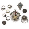 Konvolut Trachtenschmuck, 10-teilig (5 Ringe, 1 Münze als Knopf, 1 Münze als Brosche, 2 Anhänger, 1 Miedergeschnüranhänger). Tw. besch.