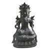 Bodhisattva auf Doppellotos. China/Tibet, Anfang 18. Jh. Bronze, Hohlguss à cire perdue. Ohne Bodenplatte. Loch im Kissen und Gebrauchsspuren. H. 21,5 cm.