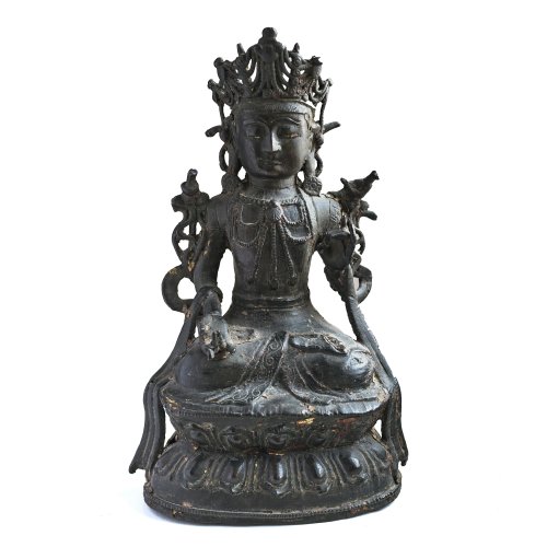 Bodhisattva auf Doppellotos. China/Tibet, Anfang 18. Jh. Bronze, Hohlguss à cire perdue. Ohne Bodenplatte. Loch im Kissen und Gebrauchsspuren. H. 21,5 cm.