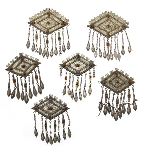 Usbekischer Schmuck, 6 Gürtelteile. Silber, Metallkern, Karneolbesatz.