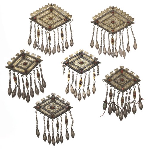 Usbekischer Schmuck, 6 Gürtelteile. Silber, Metallkern, Karneolbesatz.