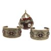 Usbekischer Schmuck. 3-teilig, 2 Armreifen, 1 Gefäß. Besch.