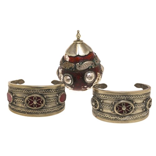 Usbekischer Schmuck. 3-teilig, 2 Armreifen, 1 Gefäß. Besch.