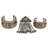 Usbekischer Schmuck. 3-teilig, 2 Armreifen, 1 Gürtelanhänger. Silber, Metallkern bzw. Weißmetall.