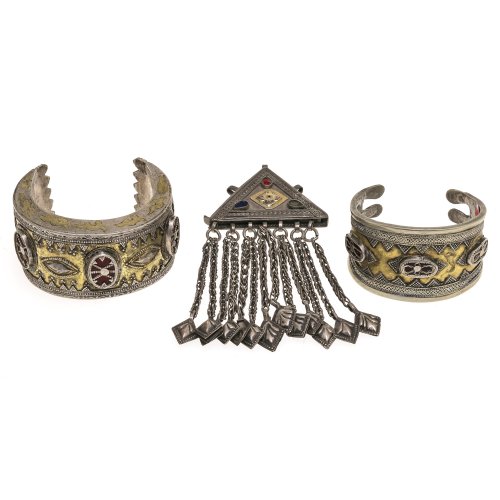 Usbekischer Schmuck. 3-teilig, 2 Armreifen, 1 Gürtelanhänger. Silber, Metallkern bzw. Weißmetall.
