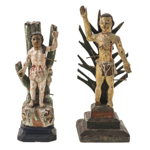 Zwei hl. Sebastiansfiguren. Holz, übergangene Farbfassung. Lateinamerika. Besch., rep. H. 23,5 -27 cm.