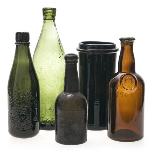 Konvolut Gebrauchssglas (4 Flaschen, 1 zylindrisches Gefäß). Farbiges Glas bzw. Pressglas. Eine best. H. 20-31 cm.