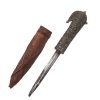 Kleiner yemenitischer Dolch (Khanjar). Versilbertes Blech. Eisenklinge besch., Lederscheide später. L. 26 cm.