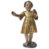 Stehendes Jesuskind. Bayern, 19. Jh. Holz, vollrund ausgeführt, übergangene Farbfassung. Jesuskind mit einem goldenen Gewand gekleidet. Best., Finger teilweise ergänzt, Gewand mit Riss. Linker Arm Bruchstelle. H. ca. 44,5 cm.