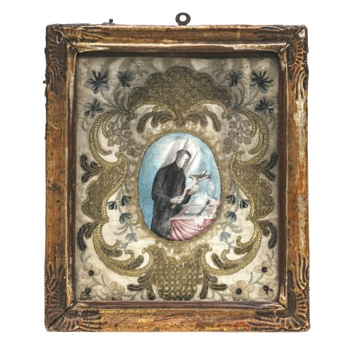 Süddeutsch, um 1800. Klosterarbeit.  Hl. Aloisius, Aquarell- und Golddrahtarbeit  auf Textil. Aloisius im Priestergewand, in den Händen ein Kruzifix, vor ihm ein aufgeschlagenes Buch und eine umgedrehte Krone. 22 x 18 cm. Alterungsspuren, Rahmen besch.
