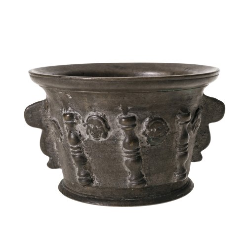 Mörser. Bronze, gerippt, Grotesken. H. 7,5 cm.