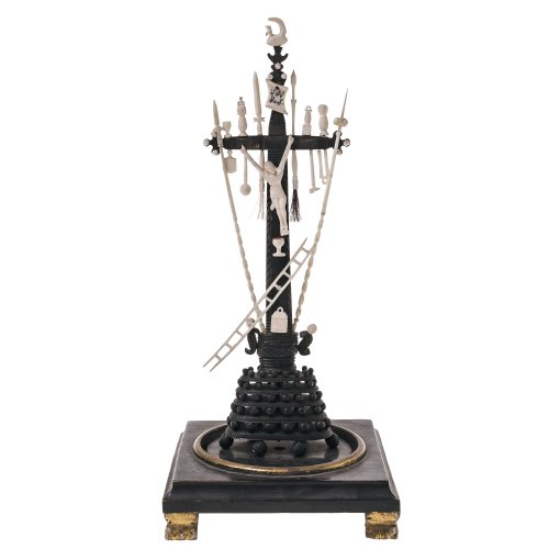 Standkreuz mit Arma Christi unter Glassturz. Bein, tw. geschwärzt, geschnitzt, gedrechselt. Besch., rep. Glassturz mit Sprung. H. Kreuz 28 cm.