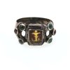 Ring mit Eglomiséarbeit und Glassteinen. Silber. Leicht besch.