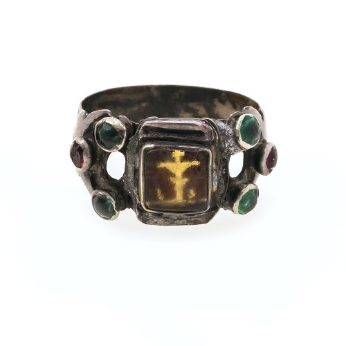 Ring mit Eglomiséarbeit und Glassteinen. Silber. Leicht besch.