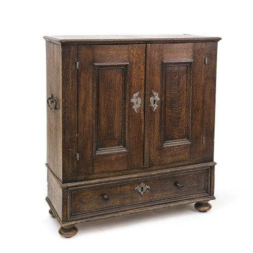 Halbschrank. Eiche, zweitürig. Besch., rest. 92,5 x 85 x 32,5 cm.