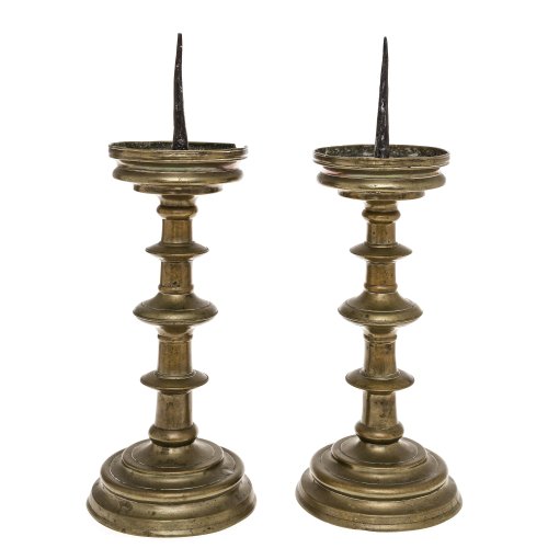 Ein Paar Scheibenleuchter. Bronze. Besch. H. 40 cm.