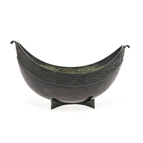 Navettförmiges Gefäß. Bronze. Fußgestell fehlt. China. H. 14 cm, L. 26 cm.
