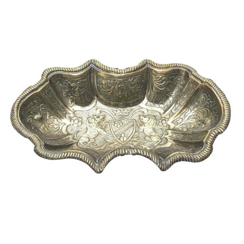 Schale. Messing, reliefiert, Wappenmotiv. L. 44 cm.