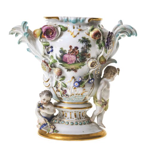 Vase mit Putten- und Blütendekor. Meissen. Porzellan. Ohne Deckel, best. H. 19,5 cm.