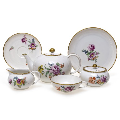 Teeservice. Nymphenburg. Porzellan, farbige Blumenmalerei und Goldrand. 21-teilig für 6 Personen: 6 Tassen, 6 Untertassen, 6 Dessertteller, 1 Teekanne, 1 Sahnegießer, 1 Zuckerdose. Grüne Manufaktur-Stempelmarke. 2. Wahl.