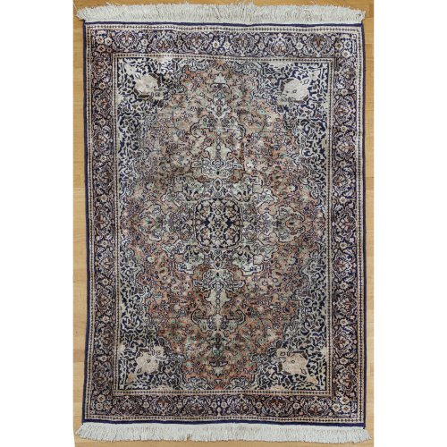Teppich. Persien, 20. Jh. Seide. Dekoratives florales Muster. 184 x 126 cm.