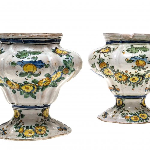 Zwei Apothekervasen. Majolika, farbige Malerei. Blütengirlanden. Faenza, bez. 1742. H. je 18 cm.