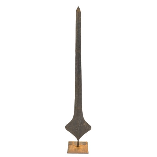 Zeremonialschwert (Speergeld). Eisen. Afrika, Kongo. H. 169 cm. Korrosionsspuren, leicht besch. Auf Eisen-Standplatte.