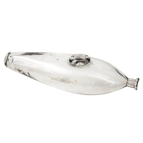 Glasgefäß (Kinderflasche). Farbloses Glas, oberseitig Öffnung, enger Mündungsrand. L. 22 cm.