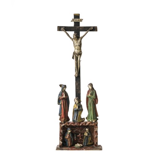 Standkreuz mit hl. Familie. Oberammergau, Holz, farbig bemalt. Leicht besch., rest. H. 47 cm.
