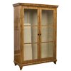 Vitrinenschrank. Deutsch, 19. Jh. Kirschbaum furniert. Zweitürig, frontal verglast. Fünf Einlegefächer. Alterungsspuren. 178 x 117 x 50,5 cm. Mit Schlüssel.