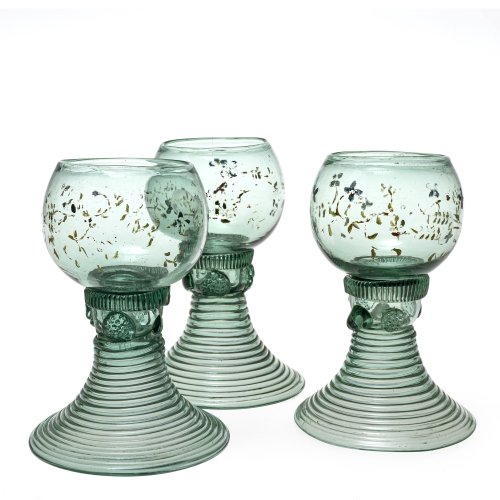 Drei kleine Römer. Um 1900. Hellgrünes mit Resten floraler Emailmalerei. Kugelige Kuppa. H. jew. ca. 13 cm. Eines mit kleiner Bruchstelle am Abriss.