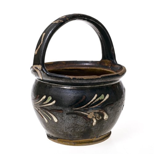 Franken, 19. Jh. Henkelgefäß, Keramik mit brauner Glasur, zusätzliche Zierlemente. H. 22,5 cm. Best. und Bruchstelle am Bodenrand.