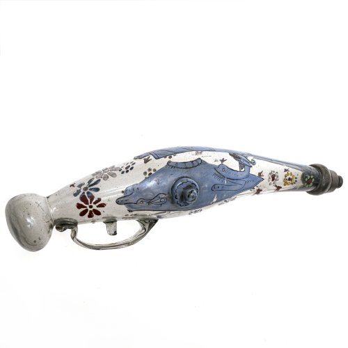 Scherzgefäß in Radschlosspistolenform. Glas, farbig bemalt. L. 36 cm. Schraubverschluss fehlt, Malerei leicht berieben. Am Abzugsbügel kleine Fehlstelle.