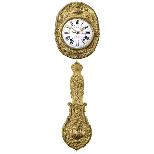 Comtoiser Wanduhr. Messingblech, mit großem Pendel. Überholungsbedürftig, Schlagwerk löst nicht aus, Teile fehlen, Gehäuse und Pendel leicht besch. Mit Schlüssel, Gewichte fehlen. 42 x 32 x 17 cm.