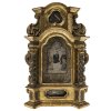 Deutsch, 17./18. Jh. Hausaltar mir Reliquien. Holz, geschnitzt, mit Stickarbeit und Pergamentillustration. Übergangene Farbfassung. H. 26,5 cm. Besch.