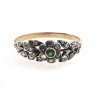Ring. GG, tw. rhodiniert, Diamant- und grüner Glassteinbesatz.