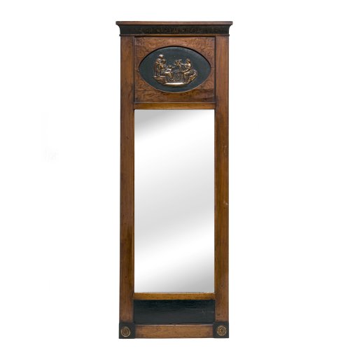 Spiegel. Norddeutsch, um 1825. Kirsche furniert. 102 x 35,3 cm. Mittig ein Relief mit der Darstellung einer 