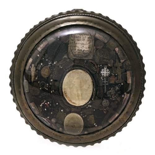 Wettersegen, Bayern, 18./19. Jh. Im Zentrum Wachsmedaillon wohl Darstellung eines Märtyrers der Thebaischen Legion (?), unten Wachsmedallion mit dem Lamm Gottes. Besch., Alterungsspuren. ø 20,5 cm, mit Rahmen ø 18 cm. Vordere Glasscheibe gewölbt, rücks. Glas fehlt.