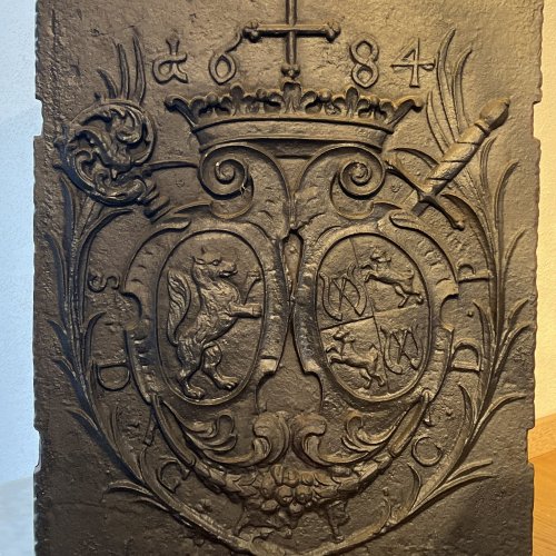 Ofenplatte. Bayern, (Passau) dat. 1684. Gusseisen geschwärzt. 77,5 x 62,5 cm. Ausbuchtungen für die Halterung.