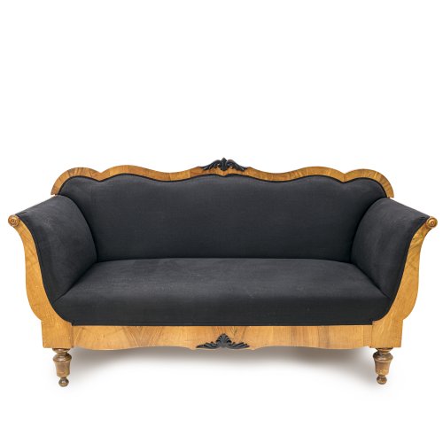 Sofa. Süddeutsch, 19. Jh. Nussbaum furniert. Füße gedrechselt (später). 98 x 181 x 65,5 cm.