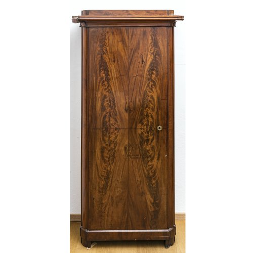 Waffenschrank. Mahagoni, furniert. Furnierschäden, Risse, 1 Leistenteil fehlt, rest. 195,5 x 85 x 35 cm.