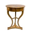 Tisch. Süddeutsch, 19. Jh. Nussbaum furniert. Mit Schublade. H. 77 cm, ø 61,5 cm.