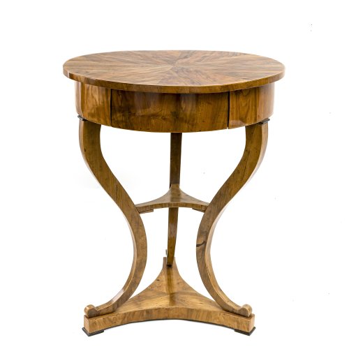 Tisch. Süddeutsch, 19. Jh. Nussbaum furniert. Mit Schublade. H. 77 cm, ø 61,5 cm.