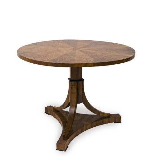 Tisch. Süddeutsch, 19. Jh. Nussbaum furniert. H. 78 cm, ø 107 cm. Rest.