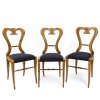 Drei Stühle. Schaufellehne. Nussbaum furniert. H. ca. 94 cm, Sitzhöhe 50 cm.
