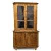 Eckvitrine. Österreich, 19. Jh. Birke geflammt. H. 198,5 cm. Breite 118 cm, Schenkeltiefe 82 cm.